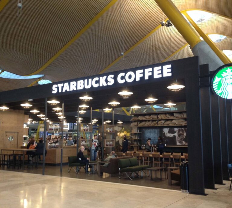 Starbucks declara la guerra a las pajitas de plástico: dejará de usarlas en 2020