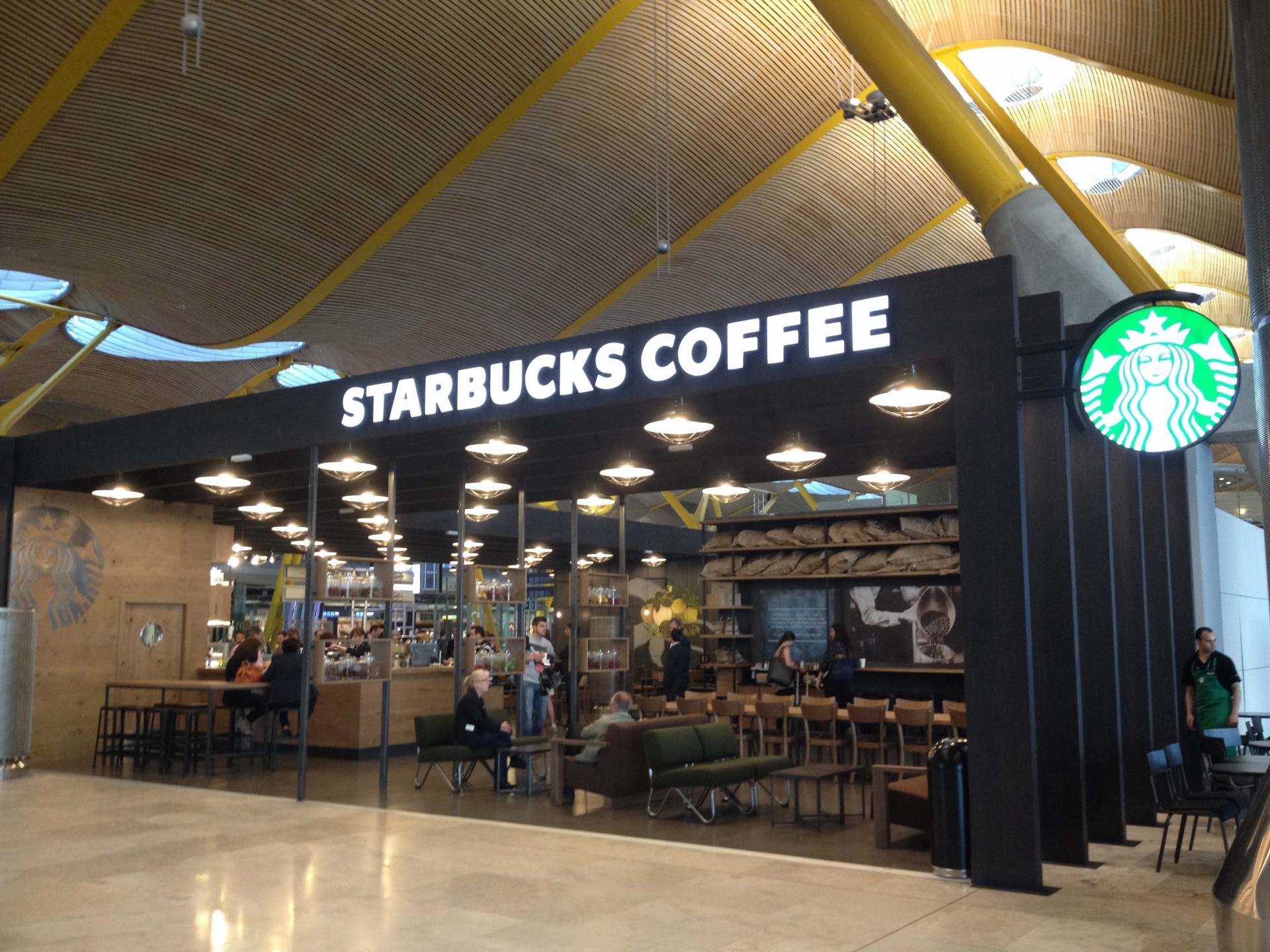 Local de Starbucks en la Terminal 4 del Aeropuerto Madrid-Barajas Adolfo Suárez.