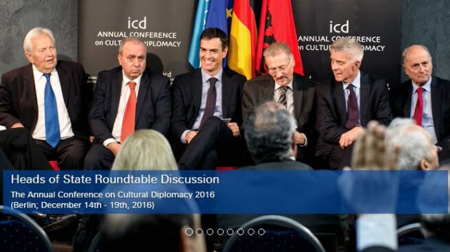 Pedro Sánchez, junto al resto de conferenciantes del ICD Pedro Sánchez, junto al resto de conferenciantes del ICD