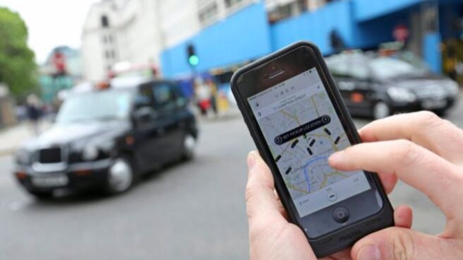 Un usuario solicita un vehículo de Uber en Londres.