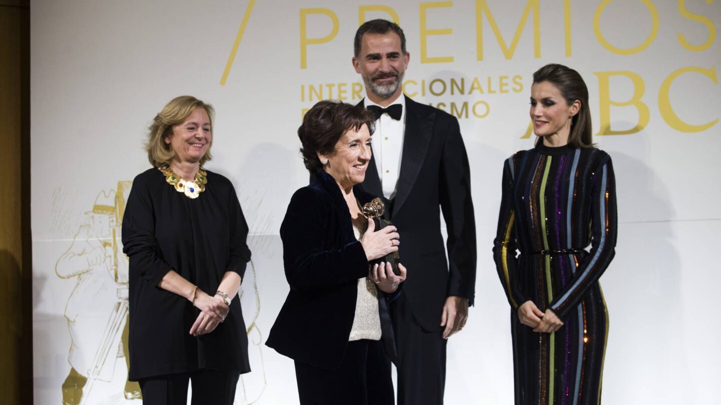 Victoria Prego recoge el premio Luca de Tena junto a los Reyes y Catalina Luca de Tena, editora de ABC.
