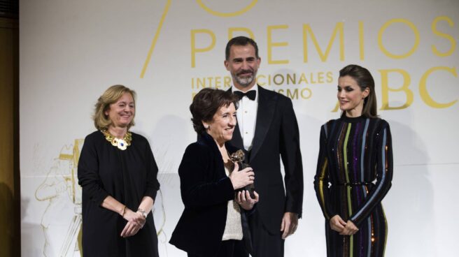 Victoria Prego recoge el premio Luca de Tena junto a los Reyes y Catalina Luca de Tena, editora de ABC.