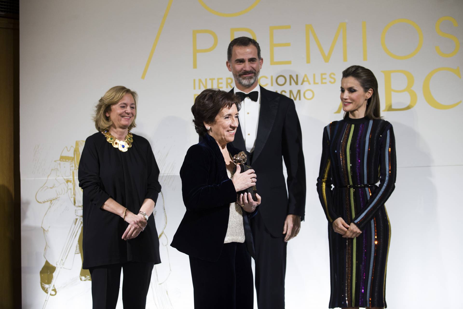 Victoria Prego recoge el premio Luca de Tena junto a los Reyes y Catalina Luca de Tena, editora de ABC.