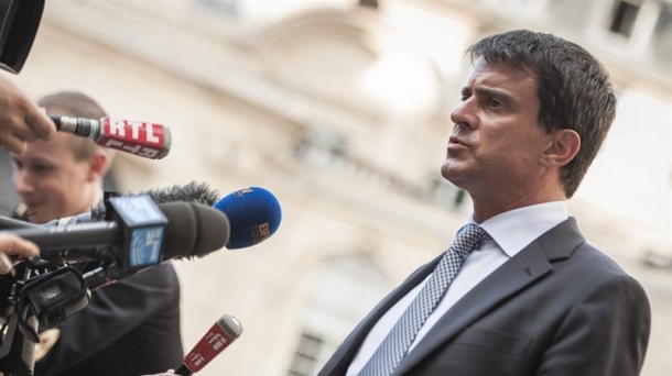 El actual primer ministro francés, Manuel Valls, responde a los medios.