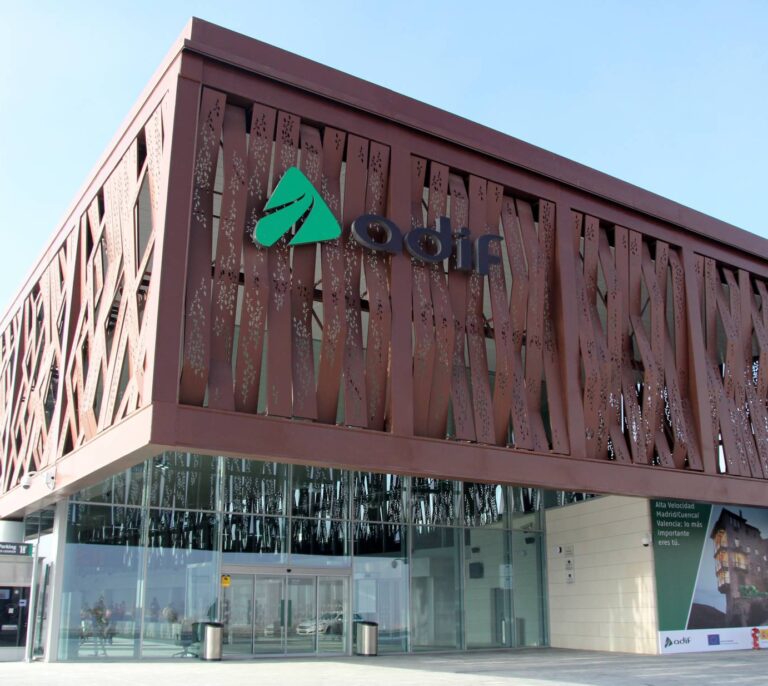 Adif dividió en ocho un contrato que adjudicó en un solo día a la misma empresa