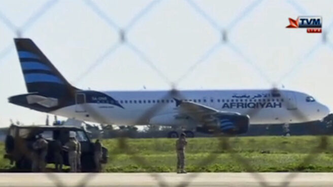 El avión secuestrado en Libia y que ha aterrizado de emergencia en Malta. El avión secuestrado en Libia y que ha aterrizado de emergencia en Malta.