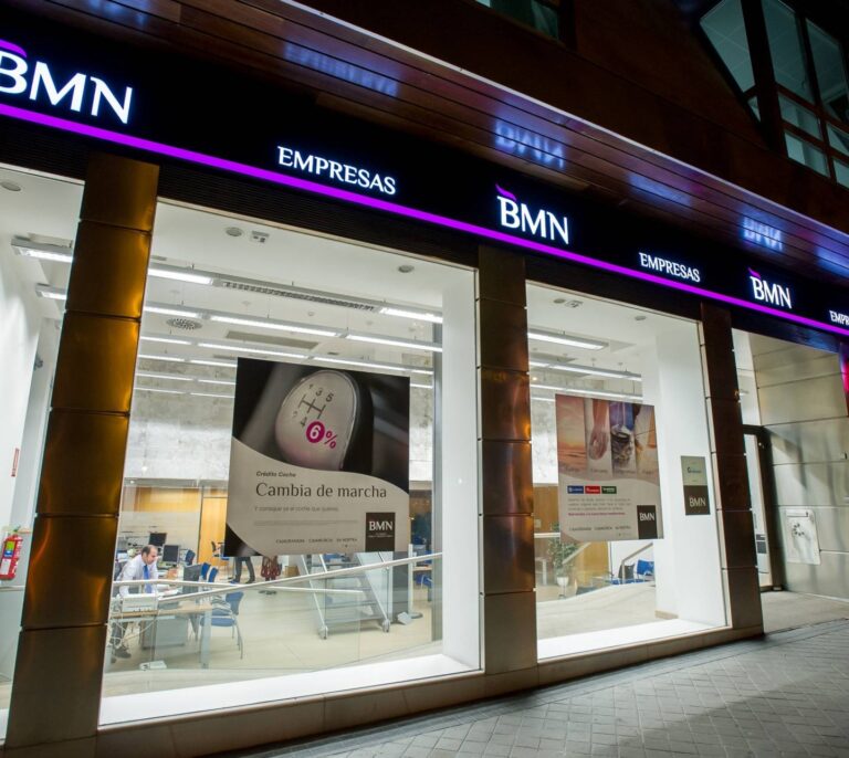 Guindos anuncia que el Gobierno subastará BMN antes de estudiar la fusión con Bankia