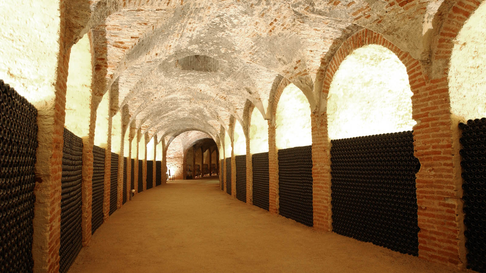 Bodega de Carlos III. El ramal principal y de mayor longitud estaba dedicado inicialmente a conservar el vino. Bajo los arcos estaban las tinajas. En la actualidad su espacio lo ocupan las añadas de los vinos embotellados.