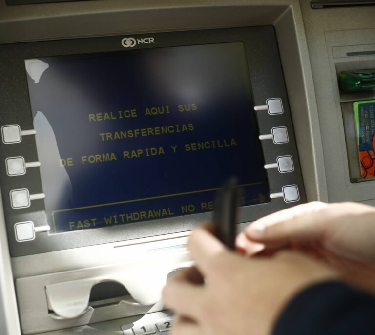 Los bancos conquistan a los clientes en vacaciones: retiradas de efectivo en el extranjero sin comisiones