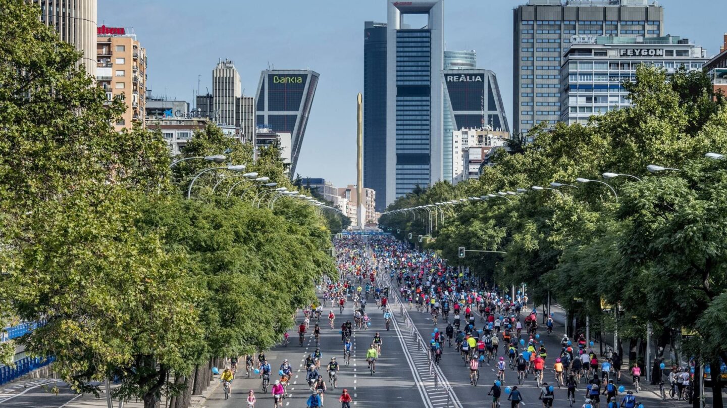 Miles de ciclistas en el Paseo de la Castellana durante la Fiesta de la Bici-Movistar, en octubre pasado.