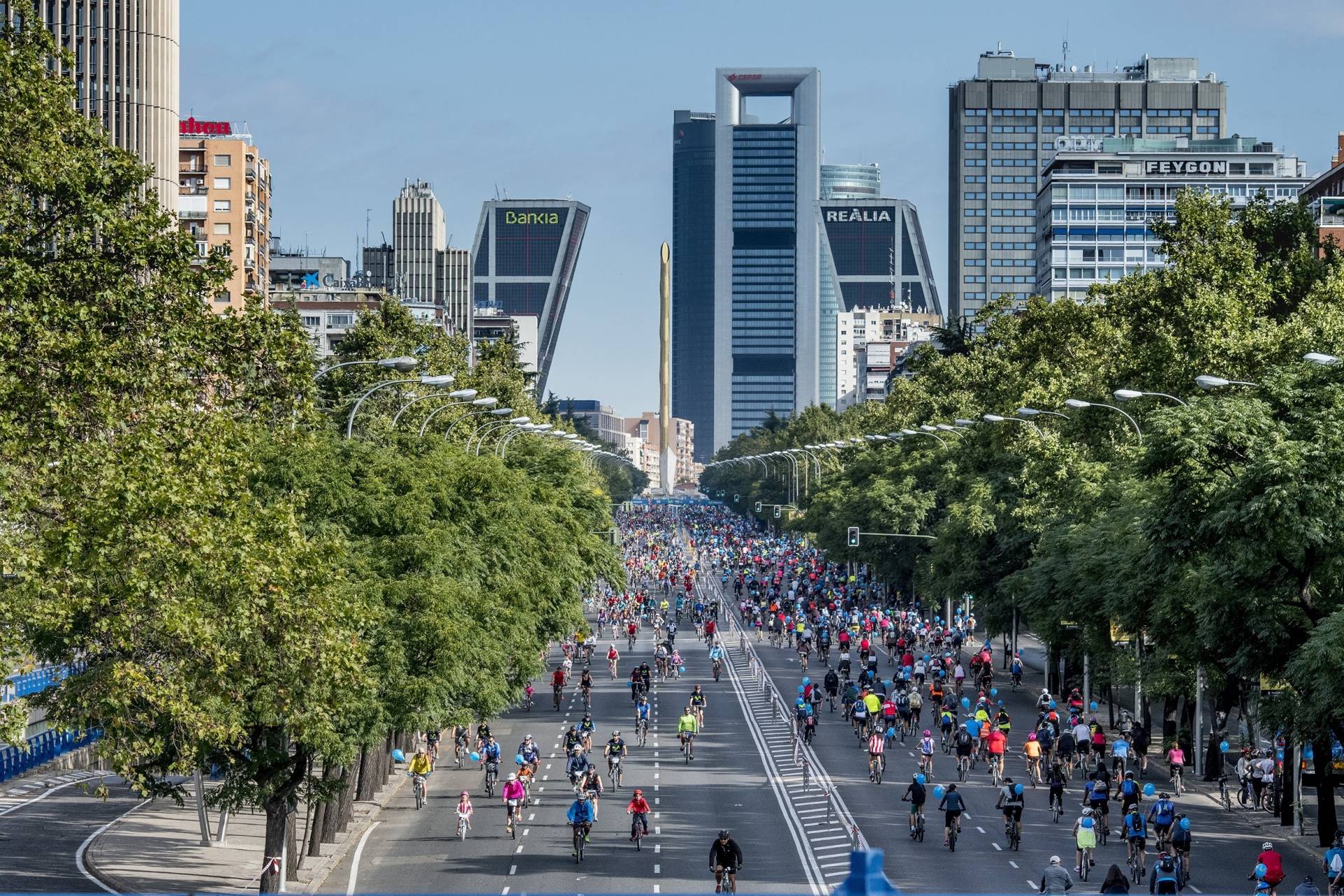 Miles de ciclistas en el Paseo de la Castellana durante la Fiesta de la Bici-Movistar, en octubre pasado.