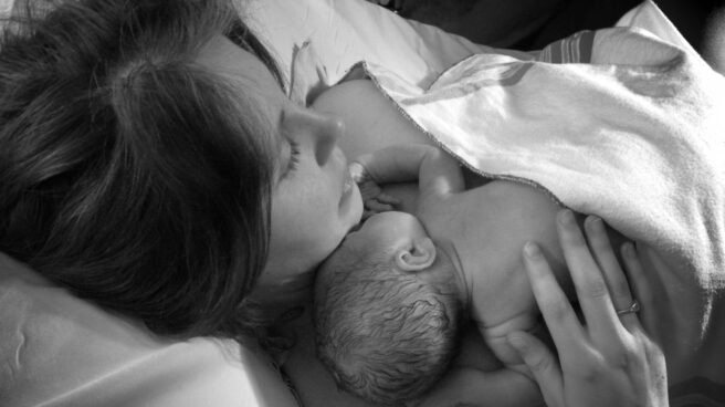 mujer-con-su-hijo-recién-nacido