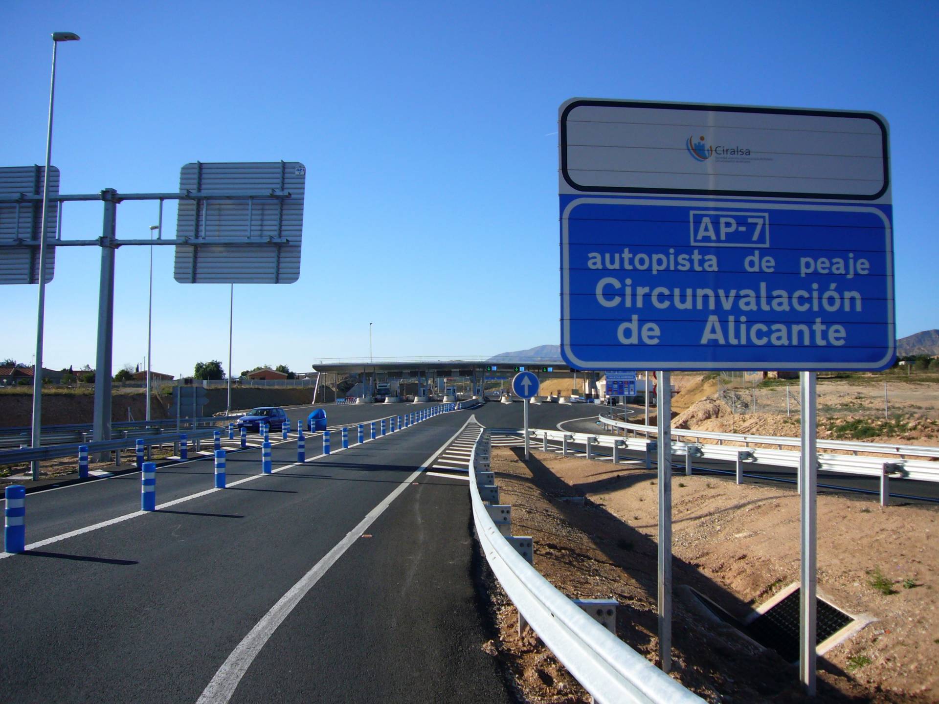 Cartel en la Circunvalación de Alicante, una de las radiales quebradas en España.