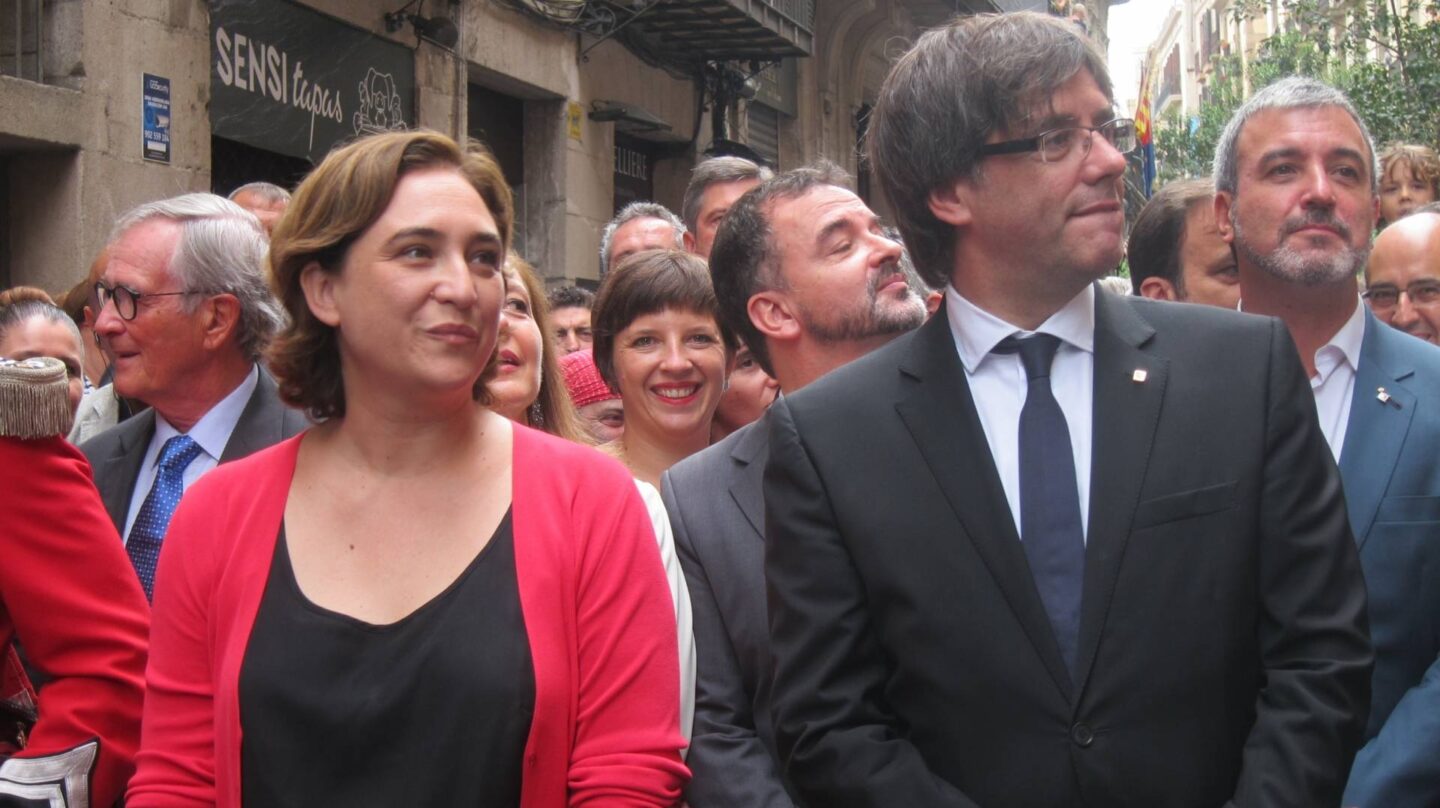 La alcaldesa de Barcelona, Ada Colau, y el presidente de la Generalitat, Carles Puigdemont.