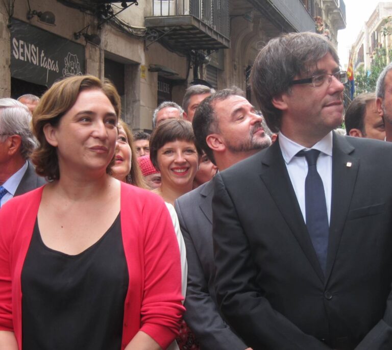 Puigdemont recibe un portazo de la CUP y mano tendida de los Comunes