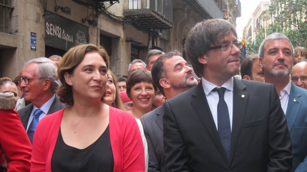 La alcaldesa de Barcelona, Ada Colau, y el presidente de la Generalitat, Carles Puigdemont.