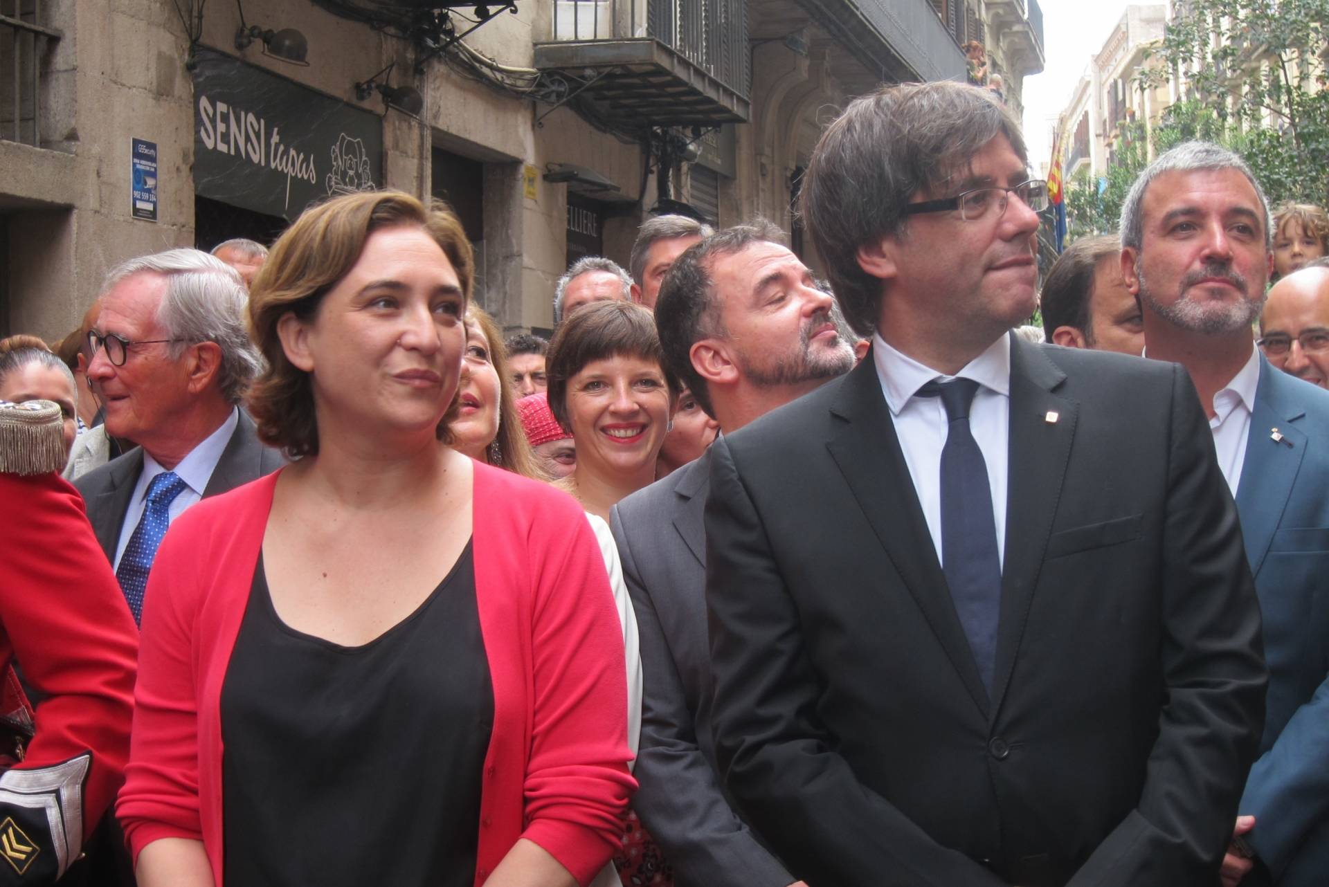 La alcaldesa de Barcelona, Ada Colau, y el presidente de la Generalitat, Carles Puigdemont.