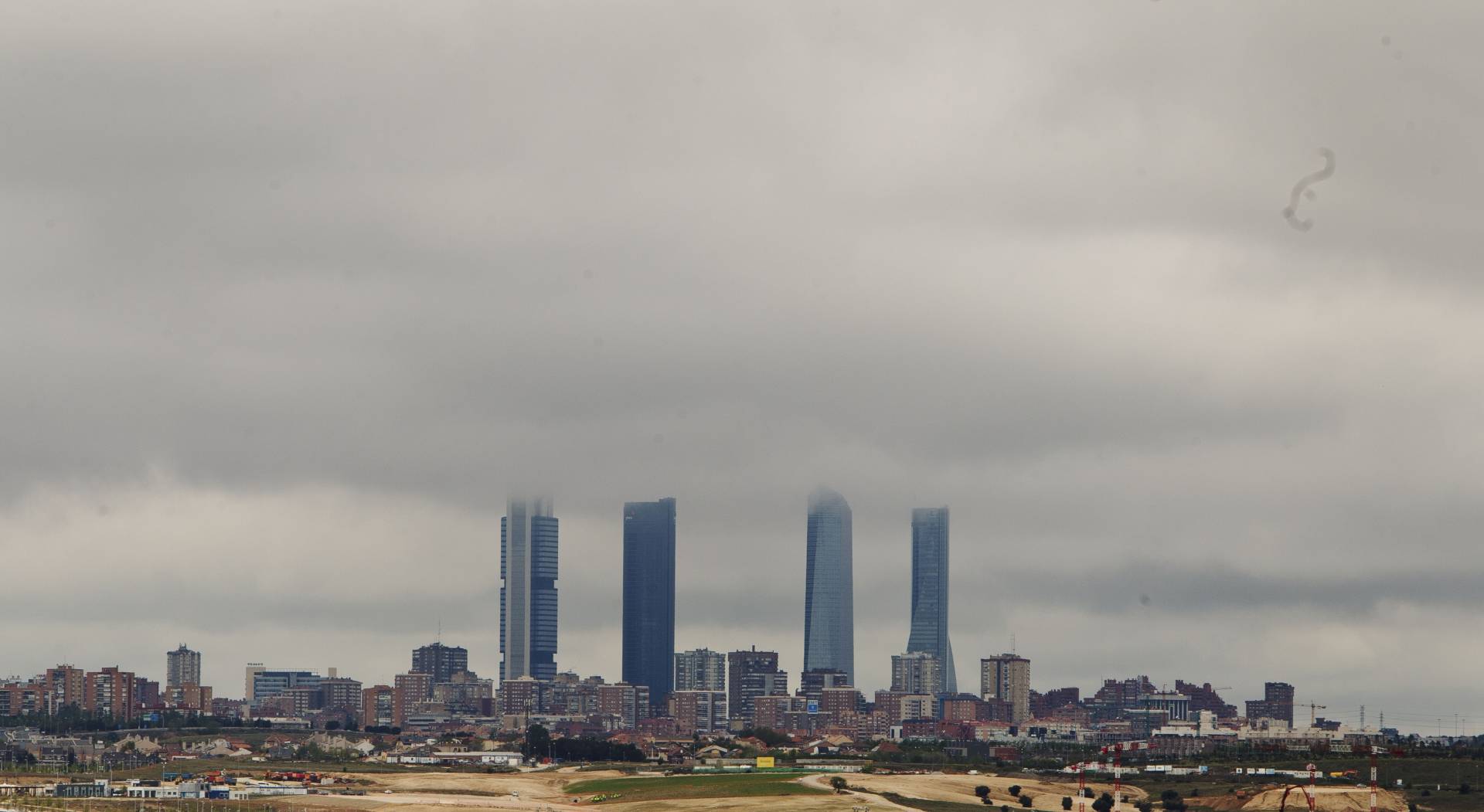 Las cuatro torres de Madrid rodeadas de viviendas. Imagen de 2012.