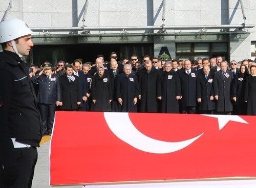 Erdogan y otras autoridades asisten al funeral por los policias fallecidos.