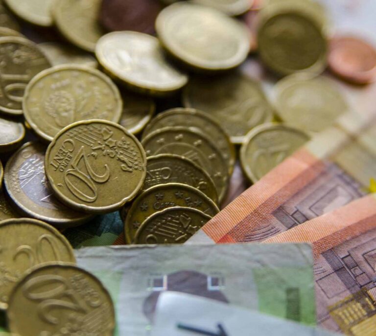 El euro supera la barrera de 1,20 dólares por primera vez desde enero de 2015