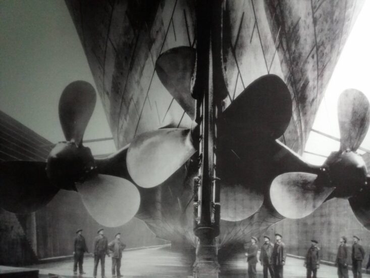 Una imagen del Titanic antes de ser botado. Sus inmensas hélices, con palas de siete metros, comparadas con los constructores dan una idea de su grandiosidad.