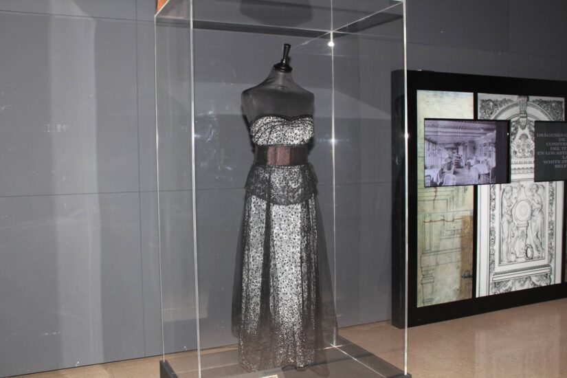 La exposición muestra la vestimenta de gala original y objetos personales de algunos pasajeros.