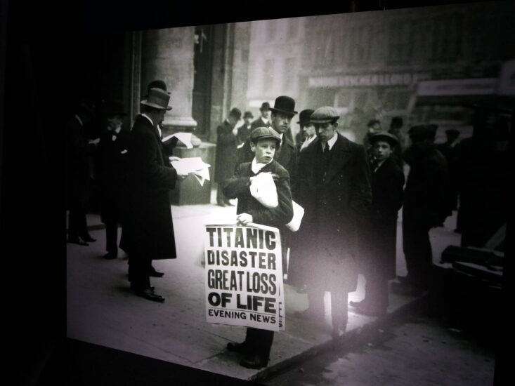 Un vendedor de periódicos anuncia en Londres, en 1912, el hundimiento del Titanic.