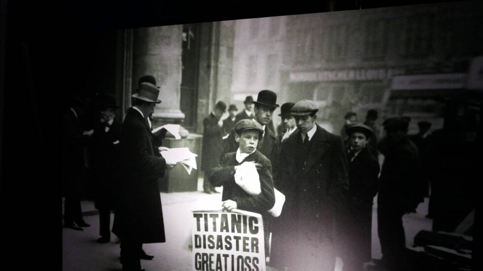 Un vendedor de periódicos anuncia en Londres, en 1912, el hundimiento del Titanic.