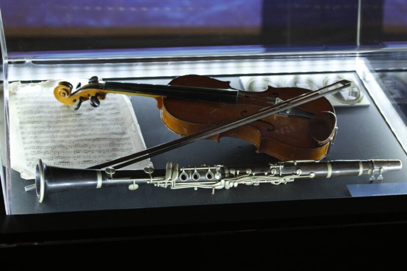 En la vitrina se muestran un violín y un clarinete que pertenecieron a los miembros de la orquesta. Músika-Música