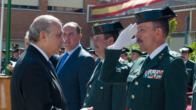 El ex ministro Jorge Fernández Díaz saluda a Pablo Martín Alonso, nuevo DAO de la Guardia Civil.