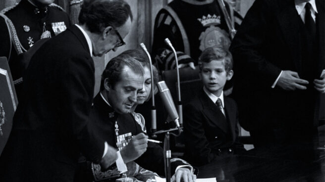 El rey Juan Carlos firma la Constitución.