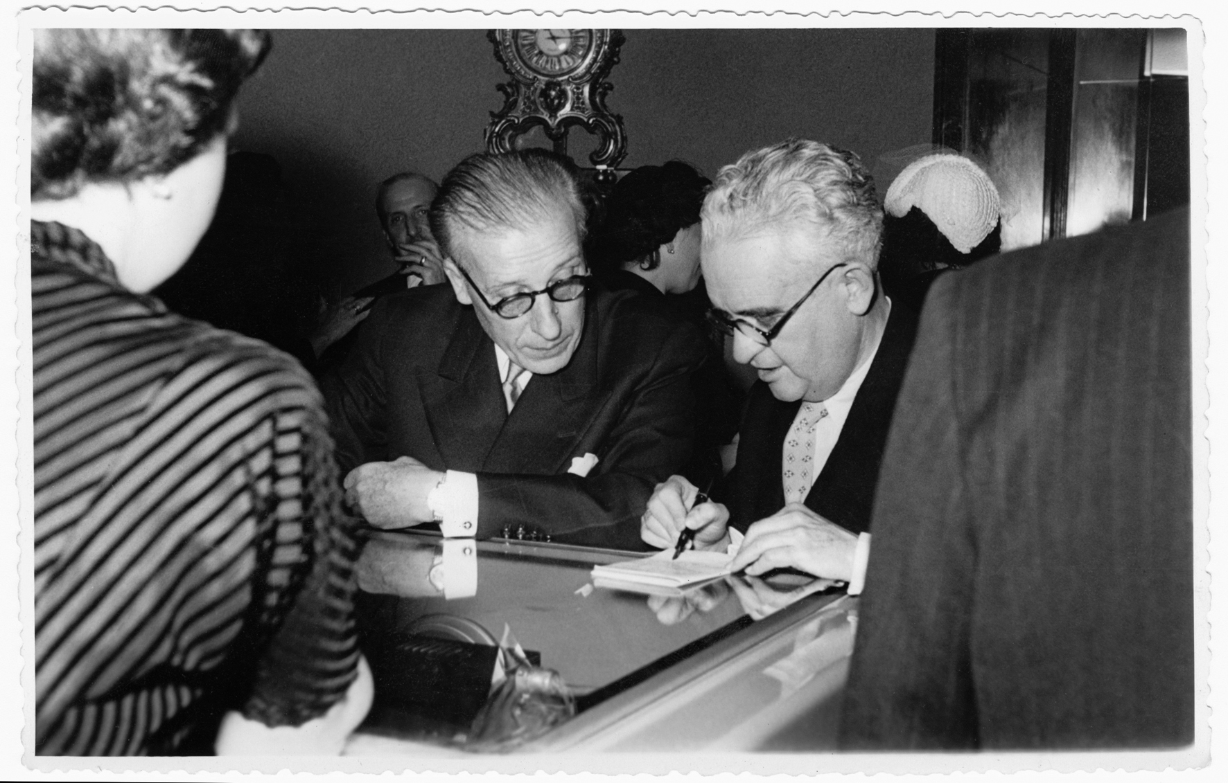 Alejandro Grassy y el ingeniero André Thomas Belin, antiguos compañeros de la Resistencia francesa, apoyados sobre el reloj parlante el día de la inauguración de Grassy (7 de mayo de 1953).