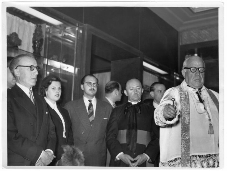 Oficios religiosos en la inauguración de la tienda de la madrileña Gran Vía, 1.