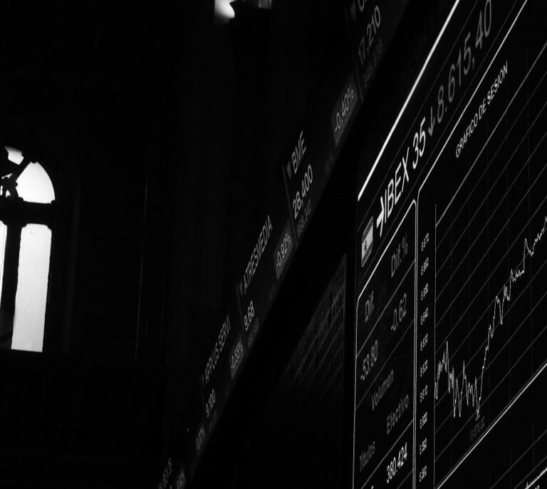 El Ibex y la prima de riesgo contienen la amenaza política