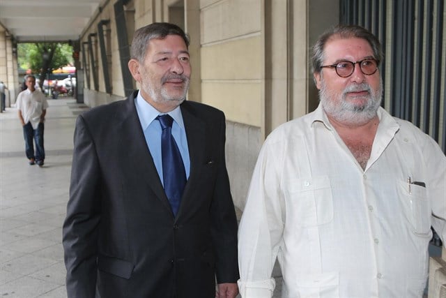 Javier Guerrero, precedido por su abogado, en una de sus citaciones en el juzgado sevillano que instruye el 'caso ERE'.