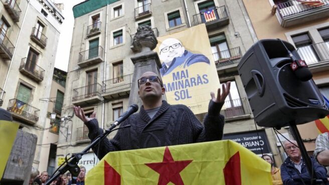 APOYO CIUDADANO AL CONCEJAL JOAN COMA (CUP) EN VIC GRA365. VIC (BARCELONA), 24/10/2016.- El regidor de la CUP, Joan Coma, quien ha ignorado hoy la citación de la Audiencia Nacional para ir a declarar por un delito de "sedición", agradece el apoyo ciudadano que ha recibido esta tarde en Vic (Barcelona). EFE/Susanna Sáez APOYO CIUDADANO AL CONCEJAL JOAN COMA (CUP) EN VIC