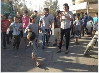 Kokito, junto a una niña que danza con la cabeza de un decapitado en la mano.