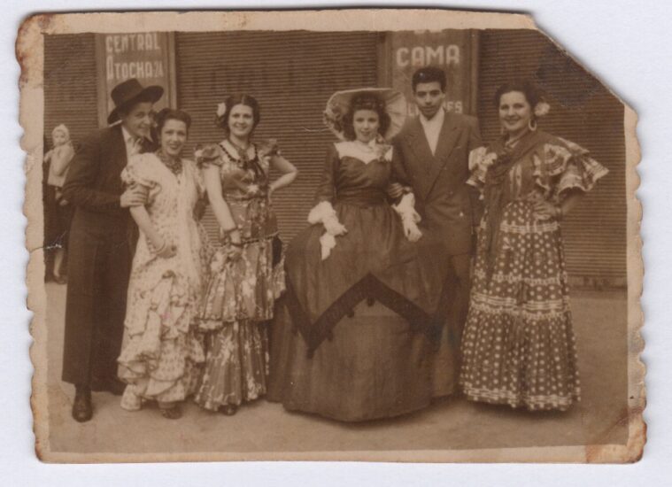 Mari Luz Mejías vestida de menina en unas fiestas de Carnaval de La Latina a finales de los 40.