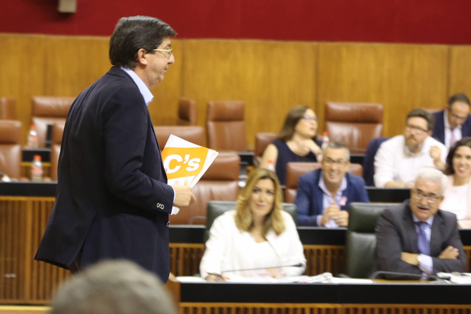 Susana Díaz escucha al portavoz de Ciudadanos en el Parlamento andaluz, Juan Marín, durante un pleno.