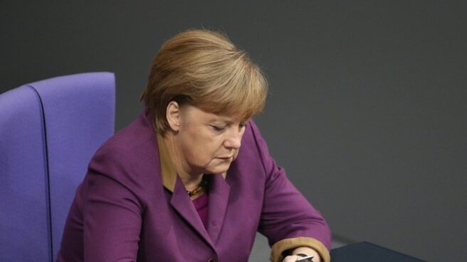 Merkel La canciller alemana, Angela Merkel, utilizando su teléfono.