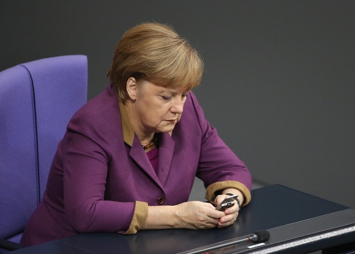 La canciller alemana, Angela Merkel, utilizando su teléfono.