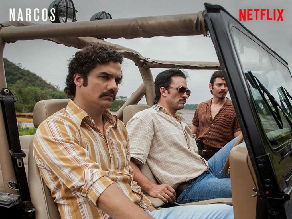 Cartel promocional de la serie Narcos, de Netflix.