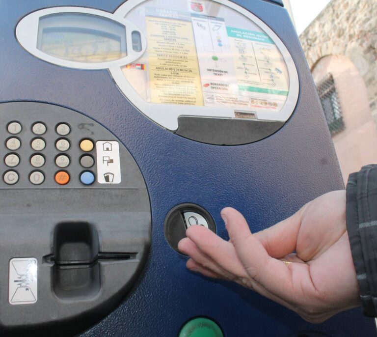 Madrid sube el aparcamiento, crea una tasa para los cajeros automáticos y baja el vado