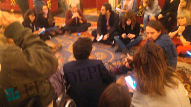 Pablo Iglesias, en un corrillo en el suelo con periodistas en el Congreso de los Diputados.