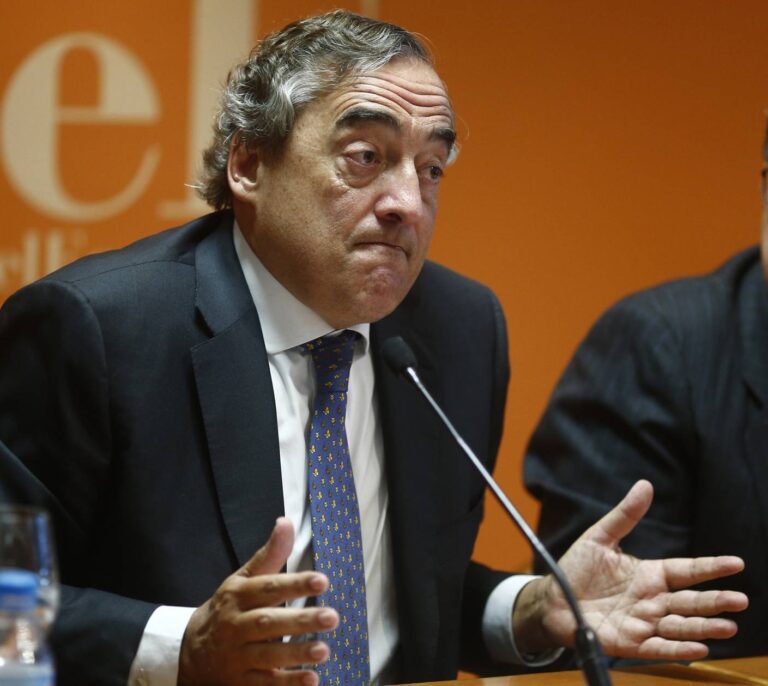 La CEOE rechaza regular la hora de salida a las seis porque perjudicaría a los trabajadores