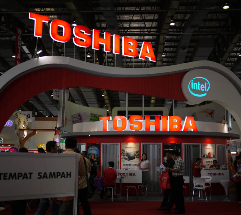 Toshiba ve esfumarse el 40% de su valor en bolsa por su fallida aventura nuclear