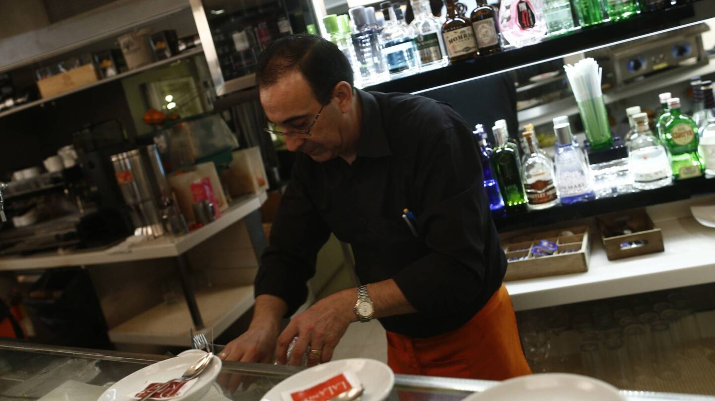 Trabajador en una cafetería.