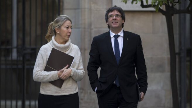 El presidente de la Generalitat, Carles Puigdemont, junto a la portavoz Neus Munté. El presidente de la Generalitat, Carles Puigdemont, junto a la portavoz Neus Munté.