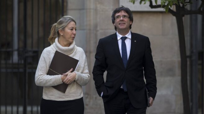 El presidente de la Generalitat, Carles Puigdemont, junto a la portavoz Neus Munté.