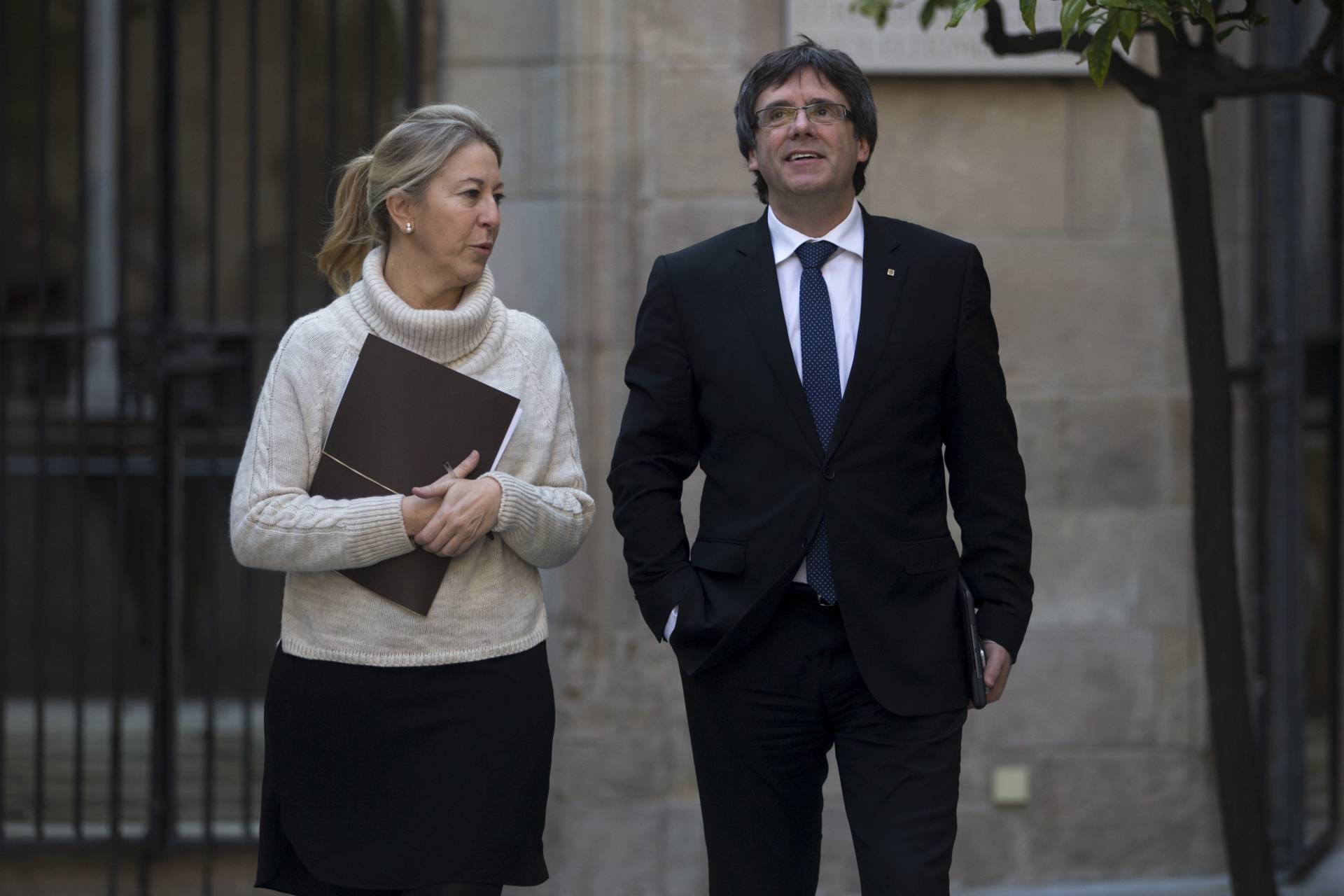 El presidente de la Generalitat, Carles Puigdemont, junto a la portavoz Neus Munté.